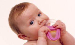 Description du processus et des symptômes de la poussée dentaire chez un enfant