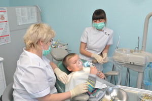 Sous anesthésie générale, les dents peuvent être retirées même chez les enfants.