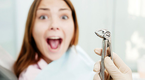 Si le traitement par un dentiste provoque une crainte de panique, une opération peut être effectuée sous anesthésie générale.