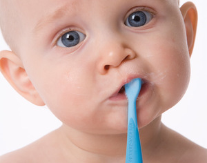 Quand commencer à brosser les dents d'un enfant